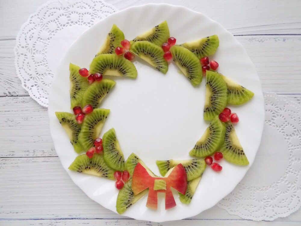 New Year’s wreath of kiwi, apple and pomegranate