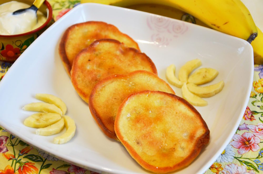 Banana griddle-cake with sour cream