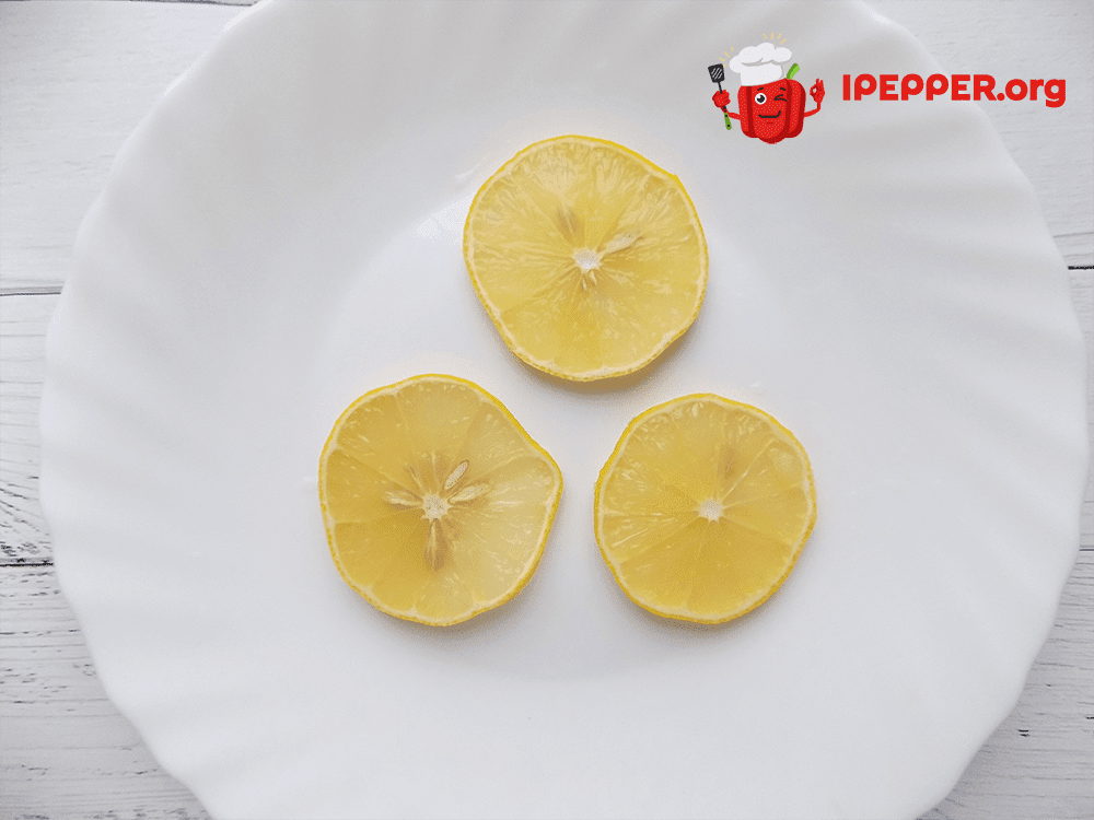 How beautifully cut a lemon (option 1) step 1