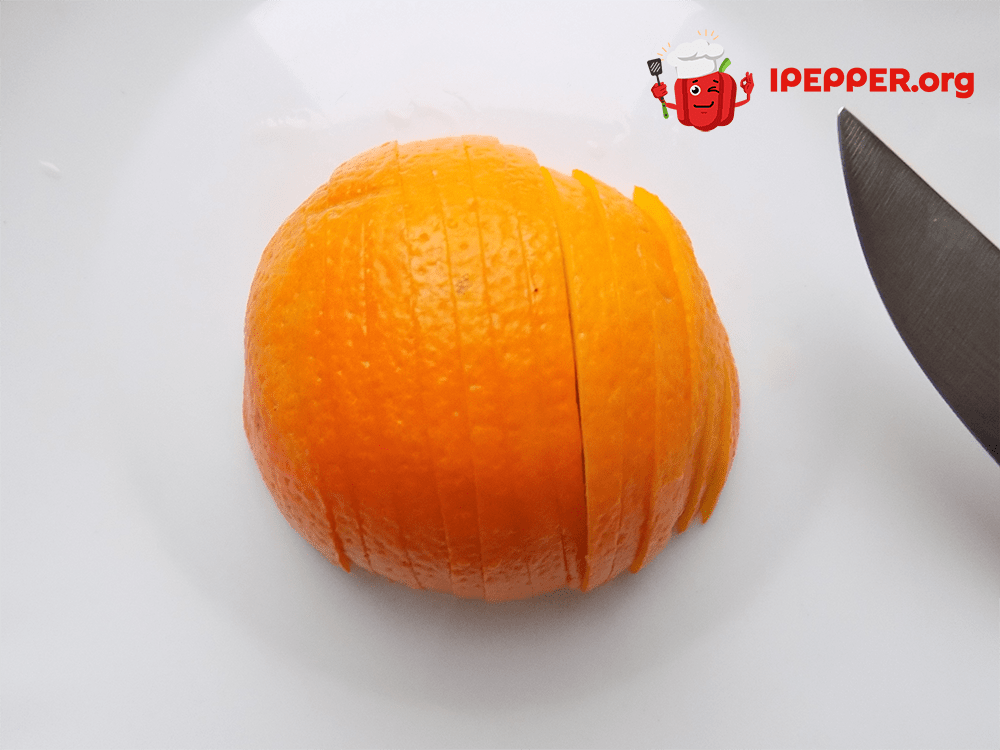 How beautiful to cut an orange (step 2)