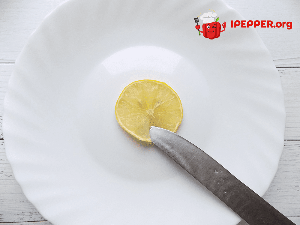 How beautifully cut a lemon (option 1) step 2