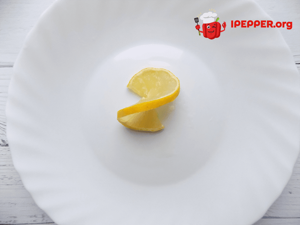 How beautifully cut a lemon (option 1) step 3