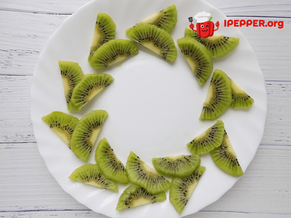 New Year's wreath of kiwi apple and pomegranate (step 4)