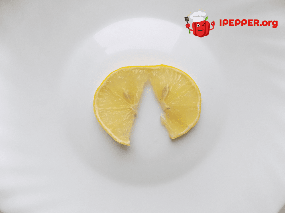 How beautifully cut a lemon (option 2) step 1