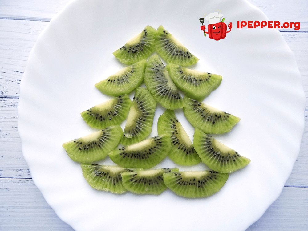 Kiwi and pomegranate Christmas tree (step 6)