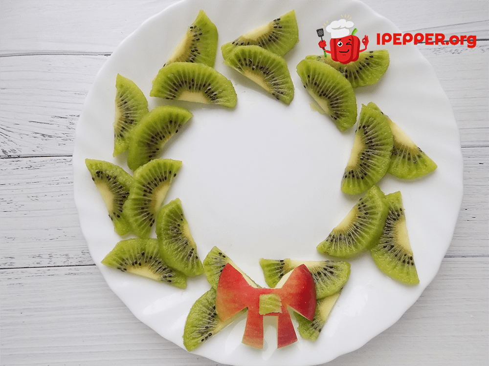 New Year's wreath of kiwi apple and pomegranate (step 7)
