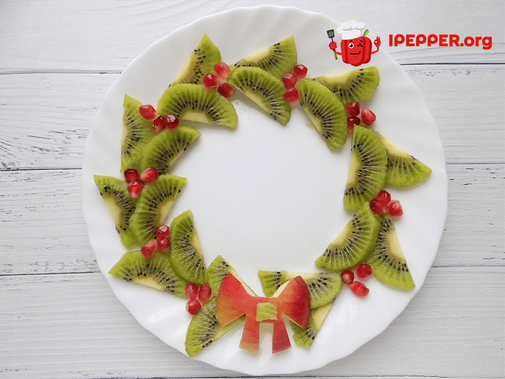 New Year's wreath of kiwi apple and pomegranate (step 8)