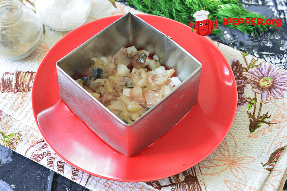 Recipe Salad Herring under a fur coat with mackerel. Шаг 3