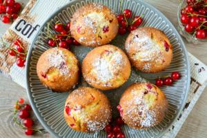 Muffins with red currants