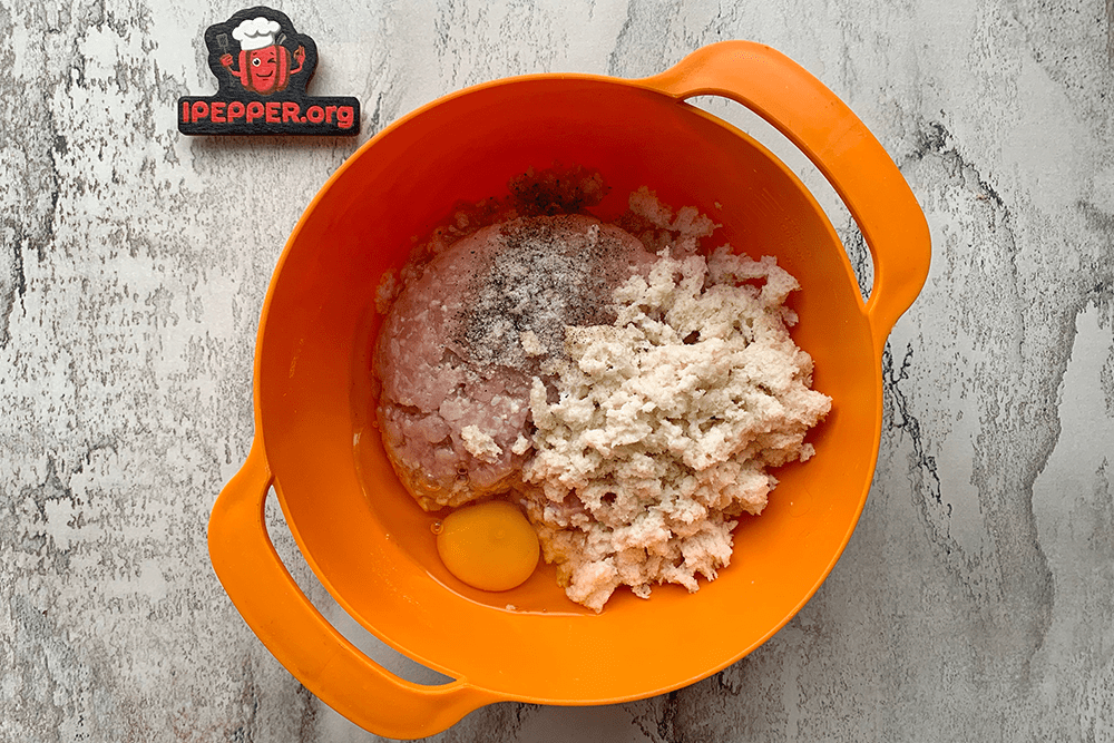Recipe Minced chicken cutlets in a frying pan. Шаг 2