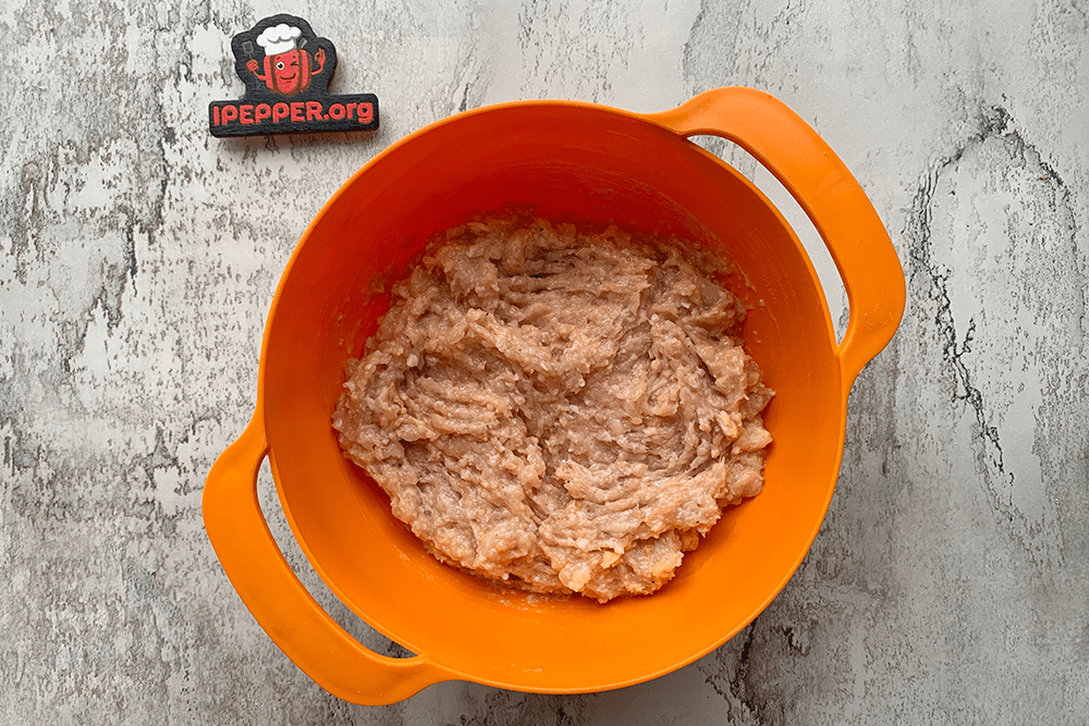 Recipe Minced chicken cutlets in a frying pan. Шаг 3