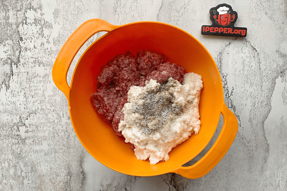 Recipe Classic minced meat cutlets in a frying pan. Шаг 3