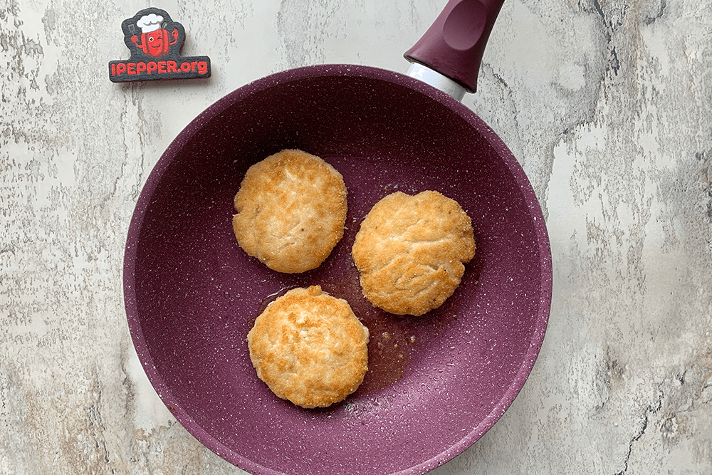 Recipe Minced chicken cutlets in a frying pan. Шаг 5