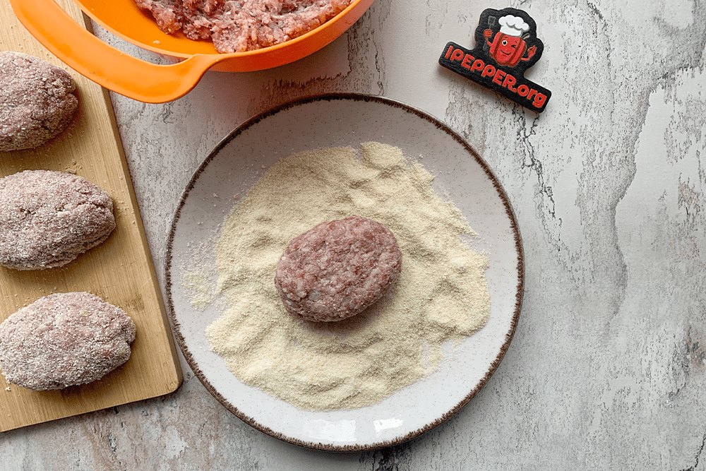 Recipe Classic minced meat cutlets in a frying pan. Шаг 5