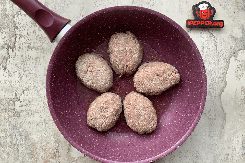 Recipe Classic minced meat cutlets in a frying pan. Шаг 6
