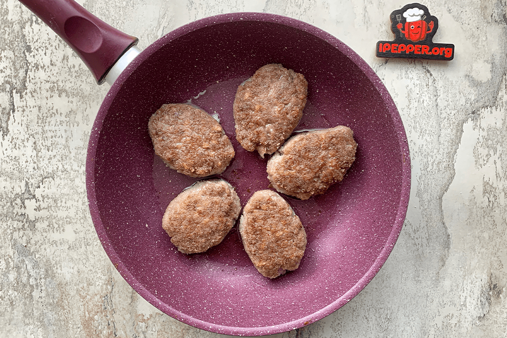 Recipe Classic minced meat cutlets in a frying pan. Шаг 7