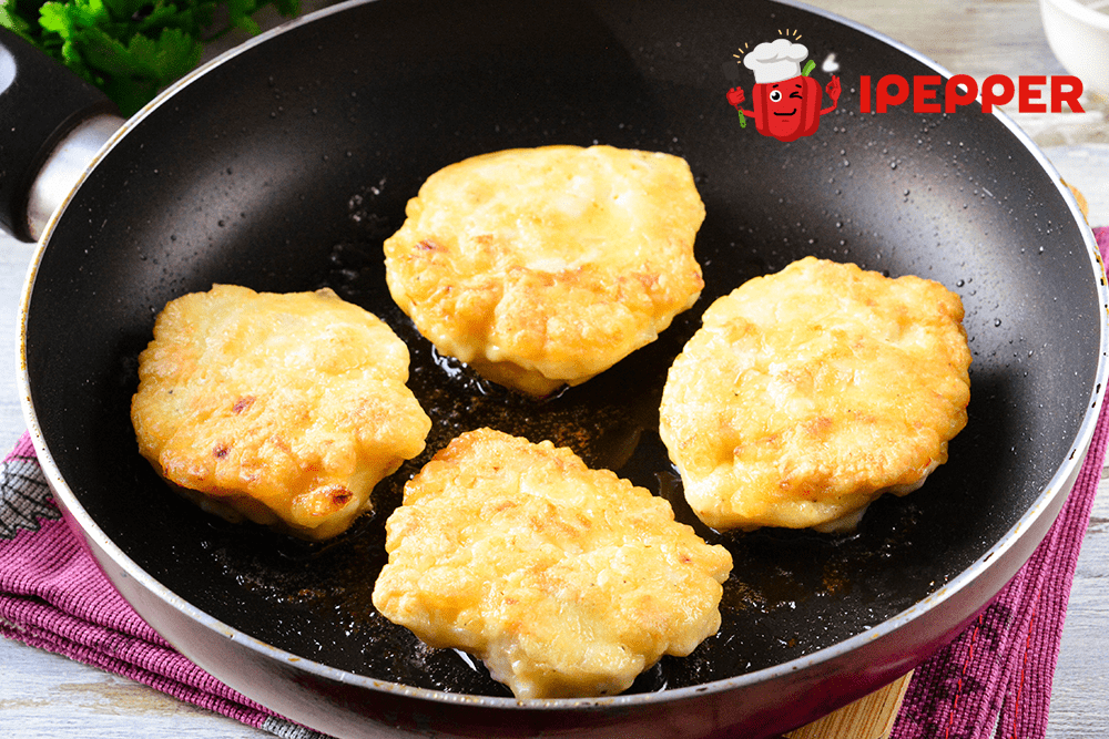 Recipe Chopped chicken cutlets in a pan. Шаг 6